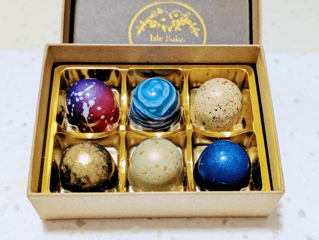 Pick and mix box of 6 chocolates. Place your choices of available flavours in the message box when ordering 