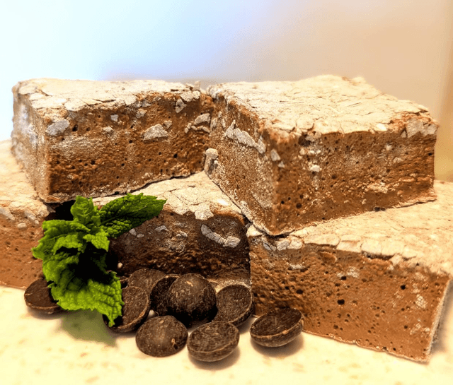 Customizable box of 9 gourmet marshmallows, size of each marshmallow varies slightly in size between 4 - 5cm square. Depth also varies depending on flavour.