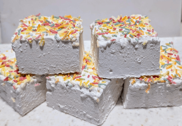 Customizable box of 9 gourmet marshmallows, size of each marshmallow varies slightly in size between 4 - 5cm square. Depth also varies depending on flavour.