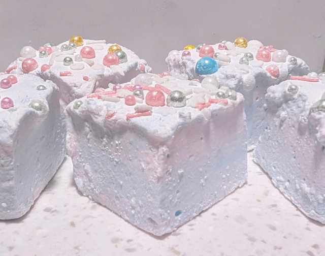 Customizable box of 9 gourmet marshmallows, size of each marshmallow varies slightly in size between 4 - 5cm square. Depth also varies depending on flavour.