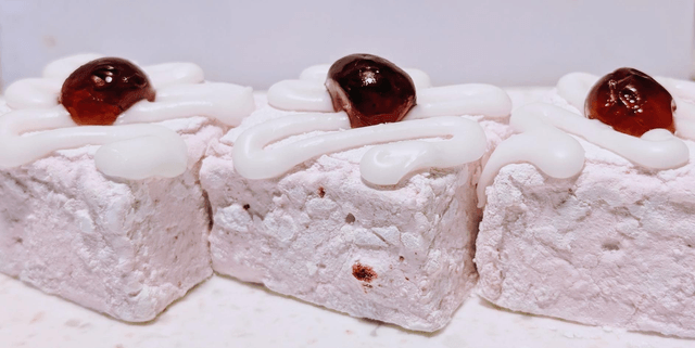 Customizable box of 9 gourmet marshmallows, size of each marshmallow varies slightly in size between 4 - 5cm square. Depth also varies depending on flavour.